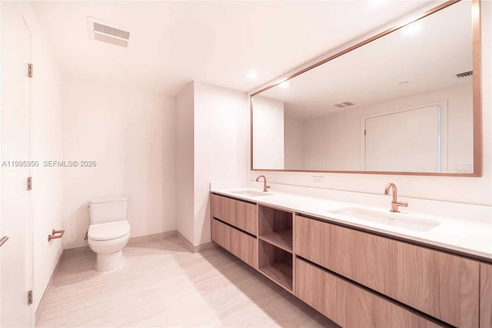 77 Se 5th Street 2908, Miami, Florida 33131, Miami, Florida 33131, 1 Bedroom Bedrooms, ,1 BathroomBathrooms,Residential Lease,For Rent,77 Se 5th Street 2908, Miami, Florida 33131,A11995950
