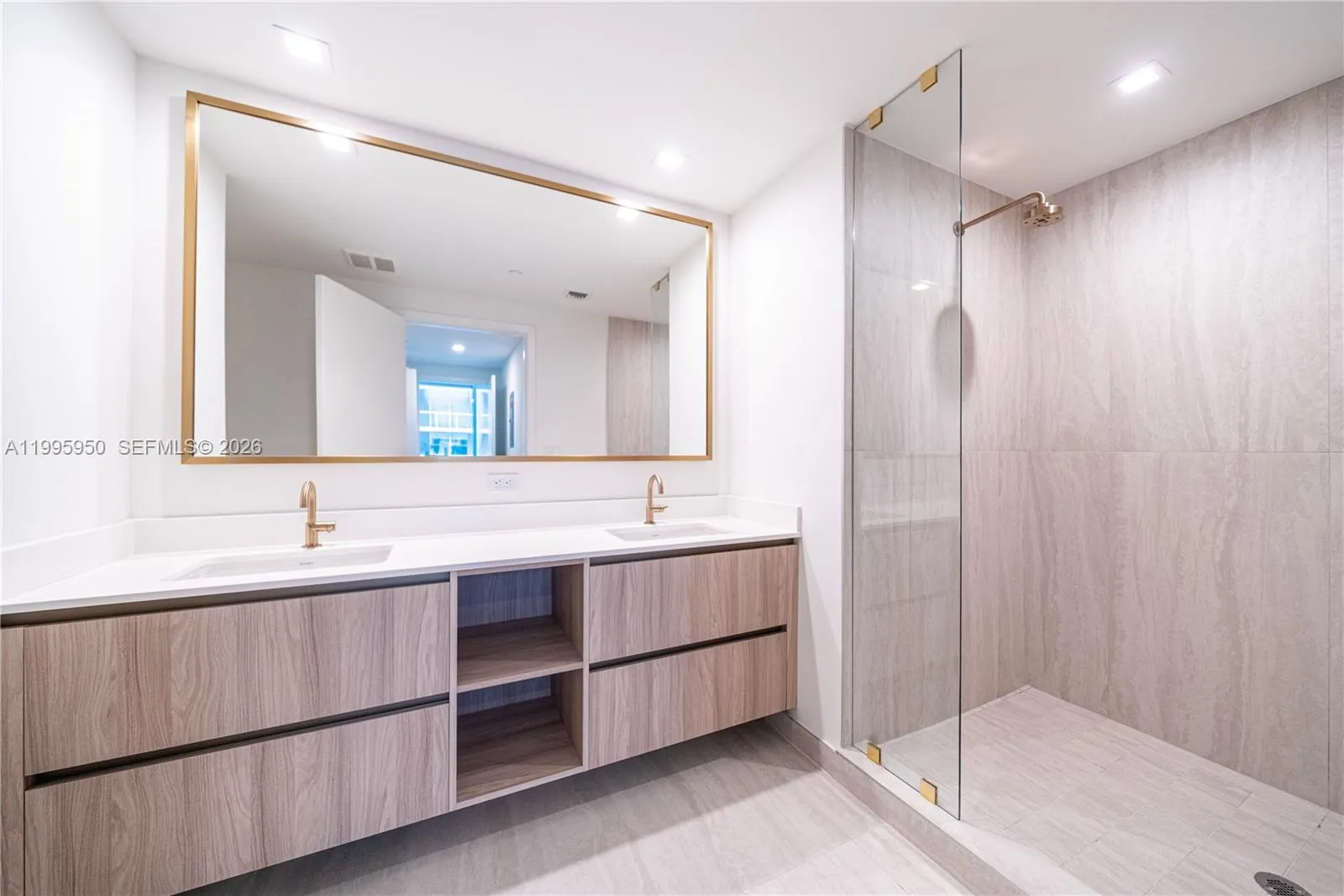 77 Se 5th Street 2908, Miami, Florida 33131, Miami, Florida 33131, 1 Bedroom Bedrooms, ,1 BathroomBathrooms,Residential Lease,For Rent,77 Se 5th Street 2908, Miami, Florida 33131,A11995950