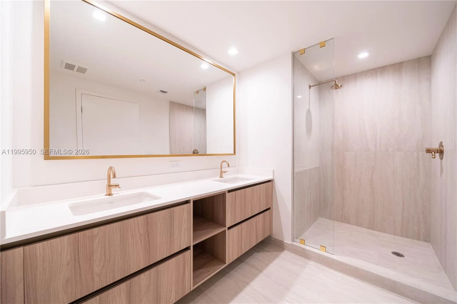 77 Se 5th Street 2908, Miami, Florida 33131, Miami, Florida 33131, 1 Bedroom Bedrooms, ,1 BathroomBathrooms,Residential Lease,For Rent,77 Se 5th Street 2908, Miami, Florida 33131,A11995950