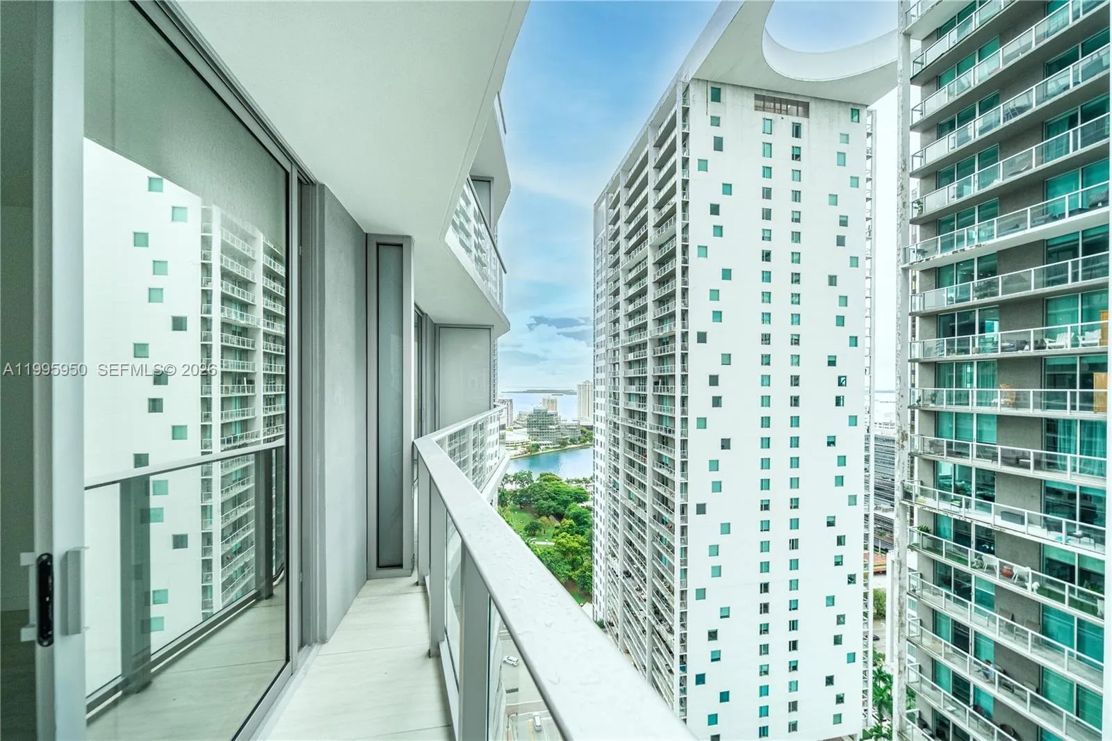 77 Se 5th Street 2908, Miami, Florida 33131, Miami, Florida 33131, 1 Bedroom Bedrooms, ,1 BathroomBathrooms,Residential Lease,For Rent,77 Se 5th Street 2908, Miami, Florida 33131,A11995950