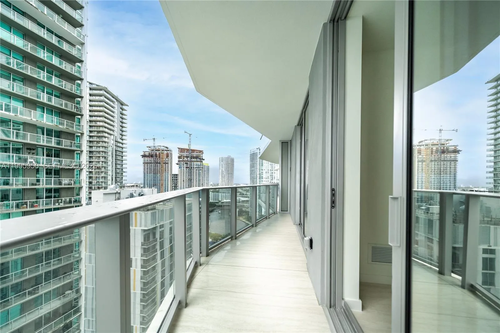 77 Se 5th Street 2908, Miami, Florida 33131, Miami, Florida 33131, 1 Bedroom Bedrooms, ,1 BathroomBathrooms,Residential Lease,For Rent,77 Se 5th Street 2908, Miami, Florida 33131,A11995950