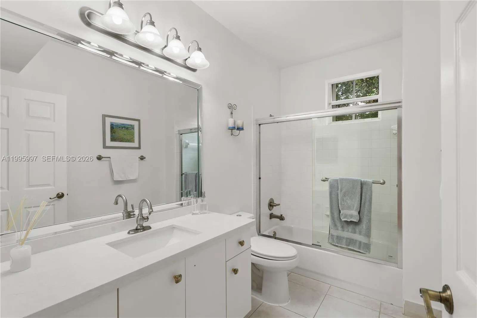 1st floor bathroom with bathtub/shower