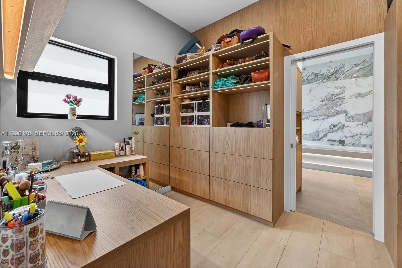 MASTER WALKING CLOSET