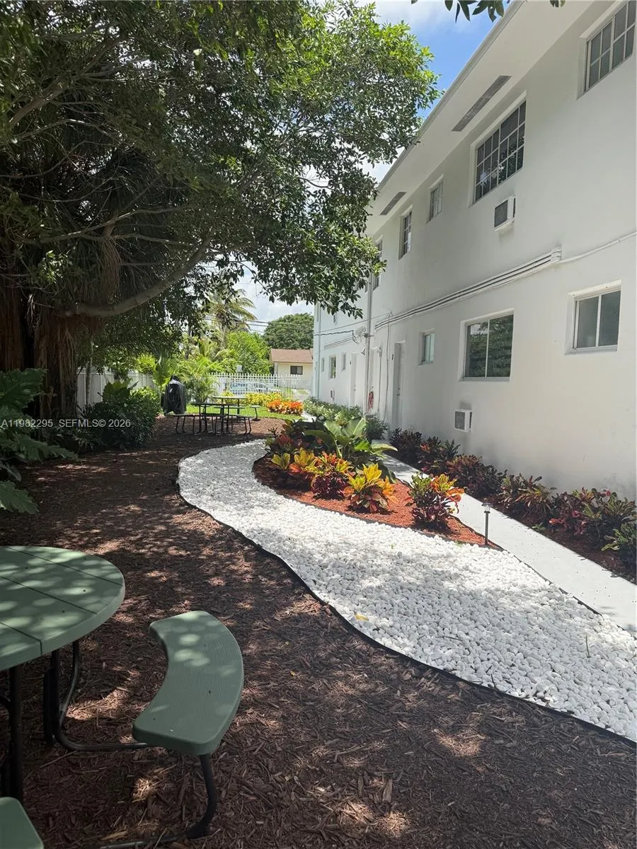 1300 Ne 110th St 8, Miami, Florida 33161, Miami, Florida 33161, 1 Bedroom Bedrooms, ,1 BathroomBathrooms,Residential Lease,For Rent,1300 Ne 110th St 8, Miami, Florida 33161,A11982295