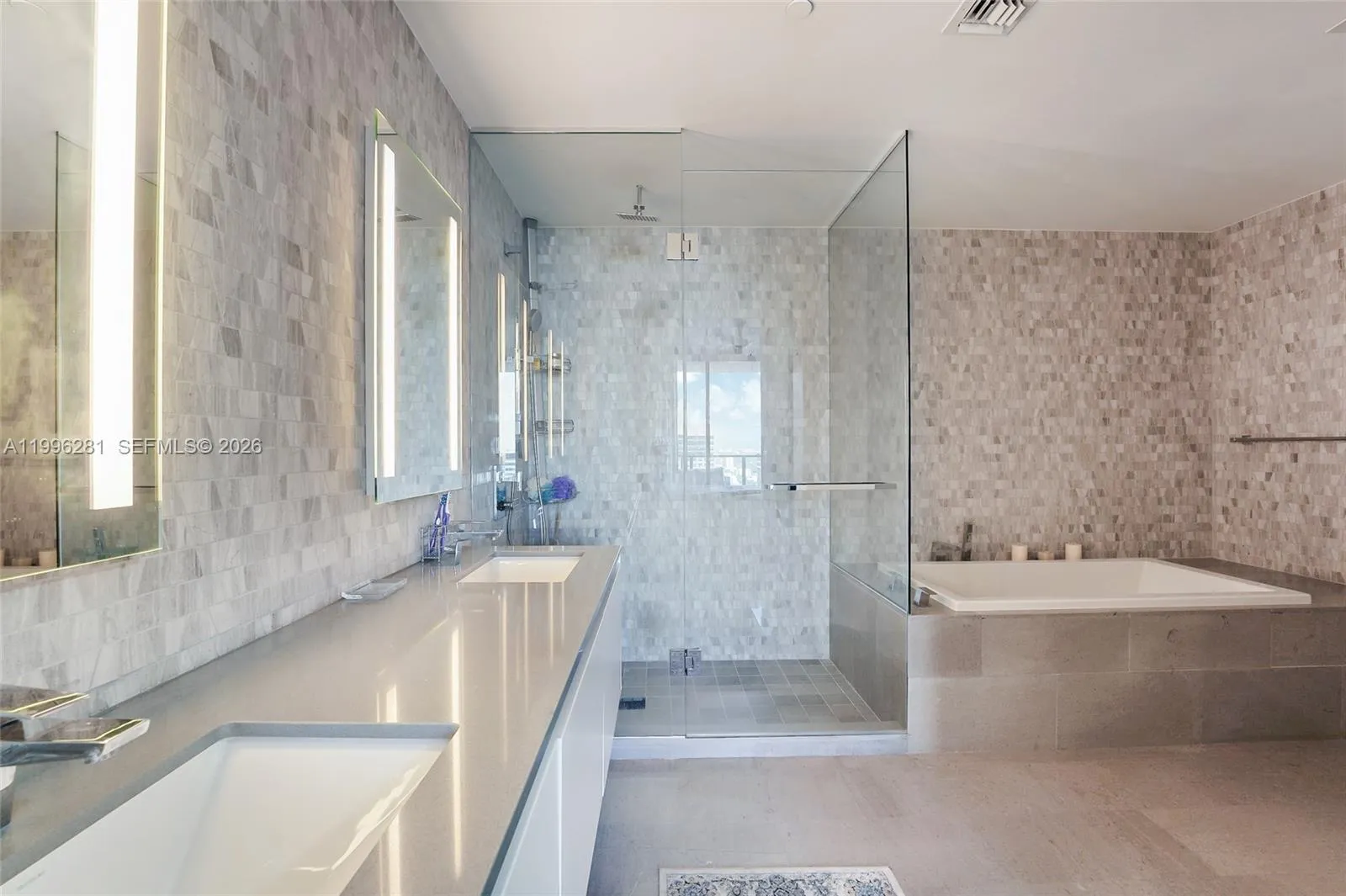 68 Se 6th St 2104, Miami, Florida 33131, Miami, Florida 33131, 3 Bedrooms Bedrooms, ,3 BathroomsBathrooms,Residential Lease,For Rent,68 Se 6th St 2104, Miami, Florida 33131,A11996281