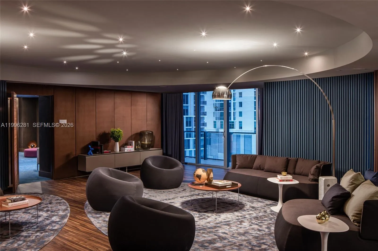 68 Se 6th St 2104, Miami, Florida 33131, Miami, Florida 33131, 3 Bedrooms Bedrooms, ,3 BathroomsBathrooms,Residential Lease,For Rent,68 Se 6th St 2104, Miami, Florida 33131,A11996281