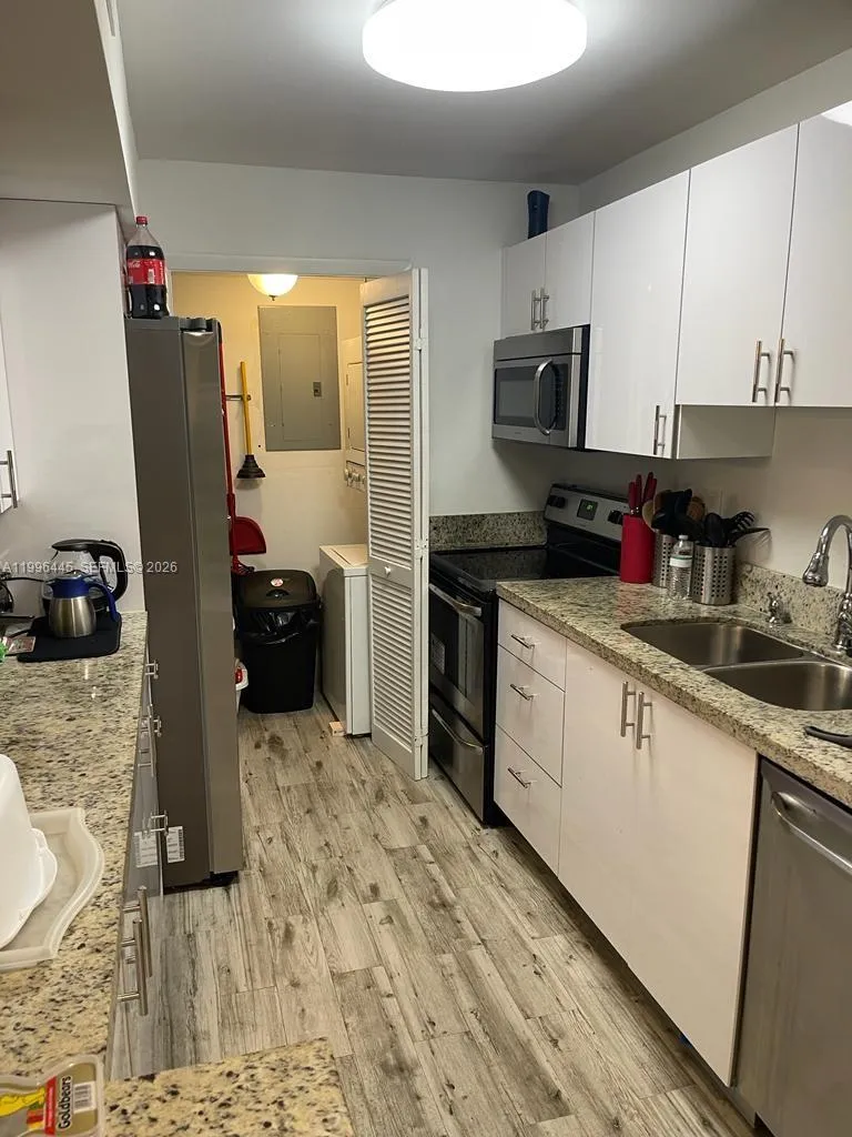 100 Lakeview Dr 207, Weston, Florida 33326, Weston, Florida 33326, 2 Bedrooms Bedrooms, ,2 BathroomsBathrooms,Residential Lease,For Rent,100 Lakeview Dr 207, Weston, Florida 33326,A11996445