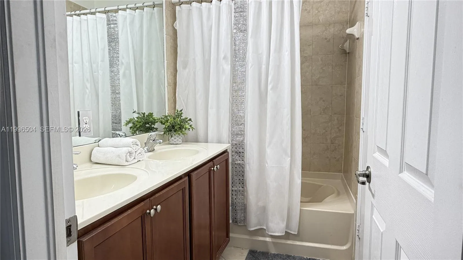 11605 Nw 89th St 220, Doral, Florida 33178, Doral, Florida 33178, 4 Bedrooms Bedrooms, ,2 BathroomsBathrooms,Residential,For Sale,11605 Nw 89th St 220, Doral, Florida 33178,A11996504