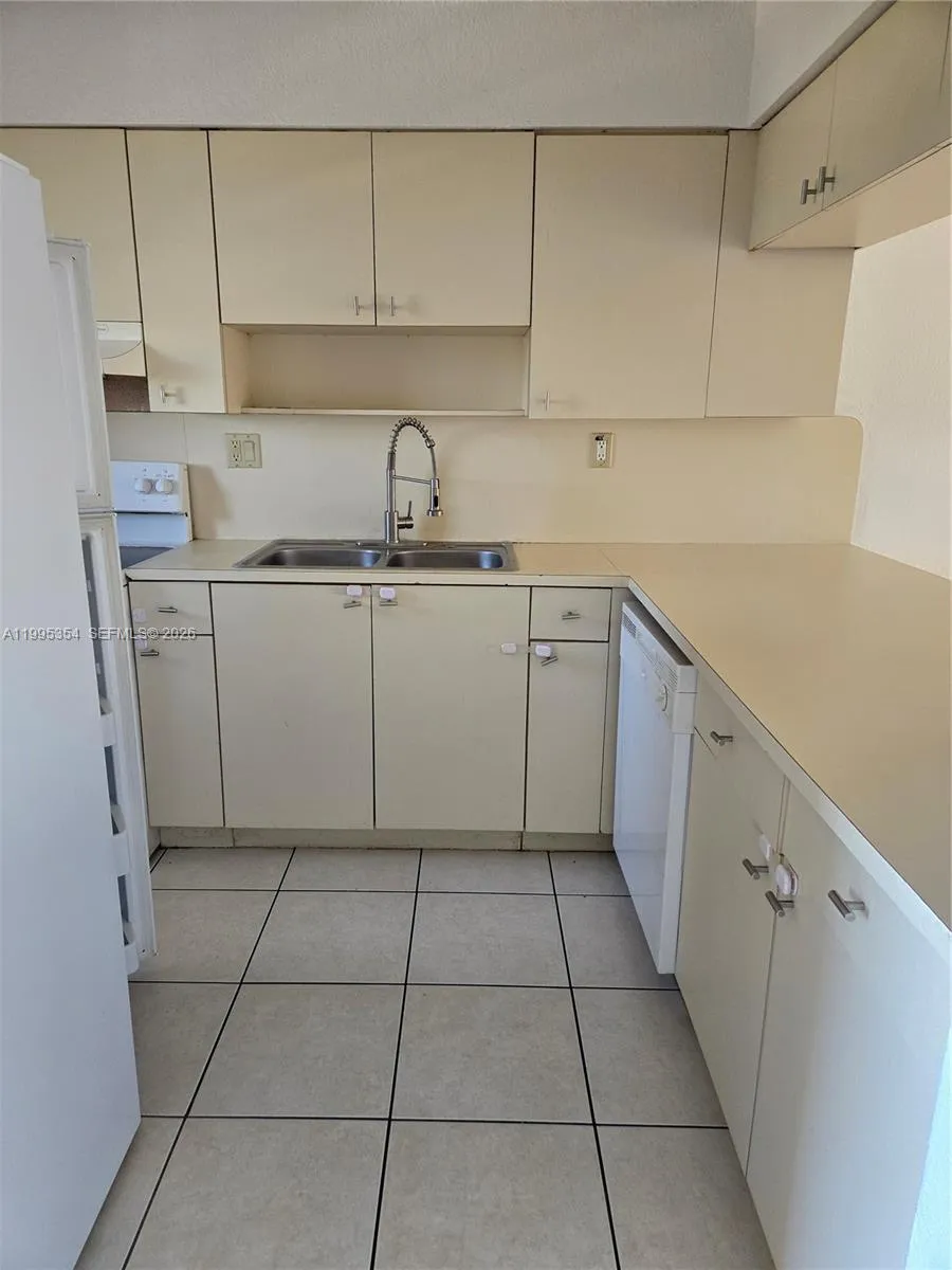8425 Nw 8th St 409, Miami, Florida 33126, Miami, Florida 33126, 2 Bedrooms Bedrooms, ,2 BathroomsBathrooms,Residential Lease,For Rent,8425 Nw 8th St 409, Miami, Florida 33126,A11995354