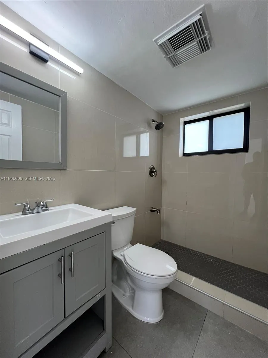 963 Nw 5th St 1, Miami, Florida 33128, Miami, Florida 33128, 2 Bedrooms Bedrooms, ,1 BathroomBathrooms,Residential Lease,For Rent,963 Nw 5th St 1, Miami, Florida 33128,A11996690