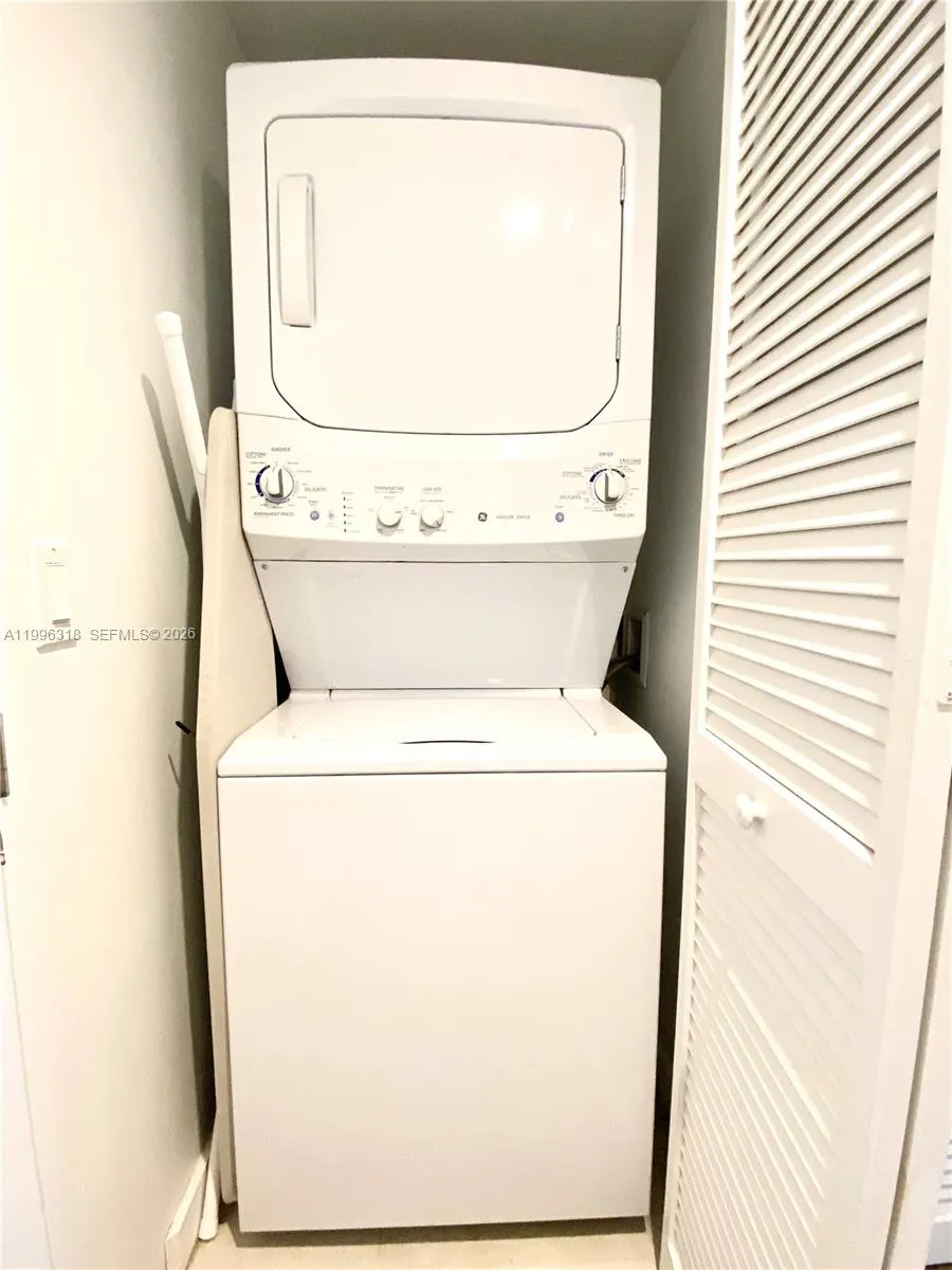 31 Se 6th St 2703, Miami, Florida 33131, Miami, Florida 33131, ,1 BathroomBathrooms,Residential Lease,For Rent,31 Se 6th St 2703, Miami, Florida 33131,A11996318