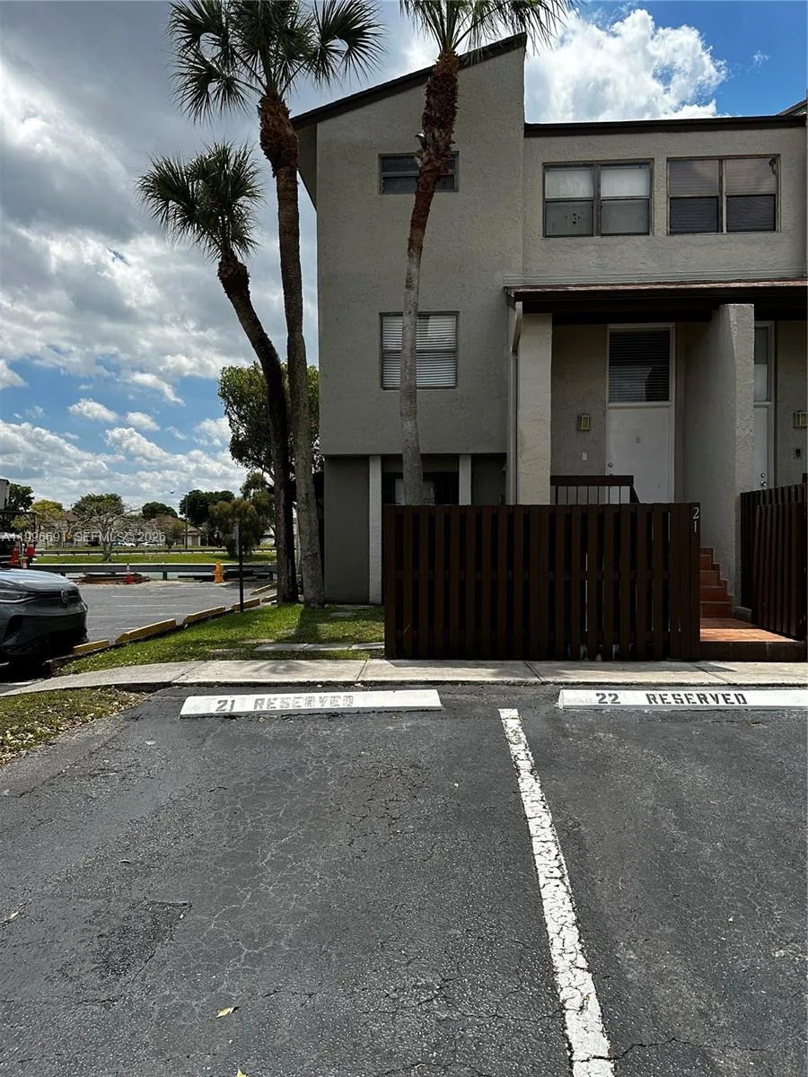 10000 Nw 9th St Cir 21, Miami, Florida 33172, Miami, Florida 33172, 2 Bedrooms Bedrooms, ,2 BathroomsBathrooms,Residential Lease,For Rent,10000 Nw 9th St Cir 21, Miami, Florida 33172,A11996691