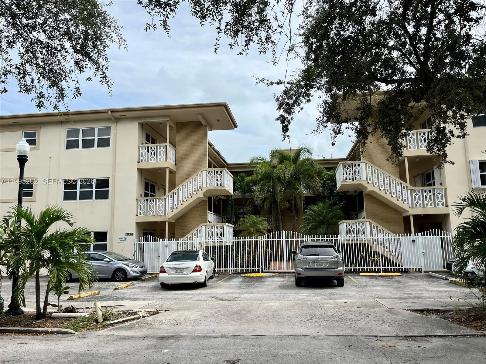 1958 Monroe St 203, Hollywood, Florida 33020, Hollywood, Florida 33020, 2 Bedrooms Bedrooms, ,1 BathroomBathrooms,Residential Lease,For Rent,1958 Monroe St 203, Hollywood, Florida 33020,A11995202