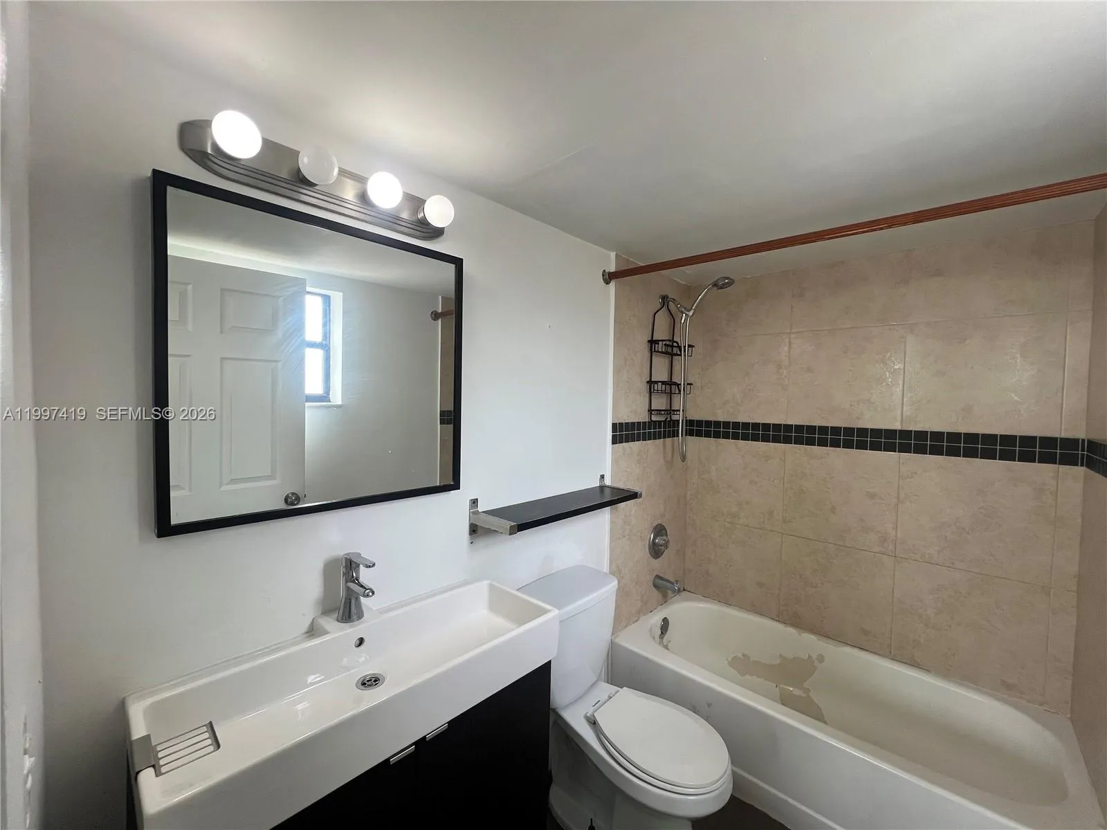 7125 Bay Dr 301, Miami Beach, Florida 33141, Miami Beach, Florida 33141, 2 Bedrooms Bedrooms, ,2 BathroomsBathrooms,Residential Lease,For Rent,7125 Bay Dr 301, Miami Beach, Florida 33141,A11997419