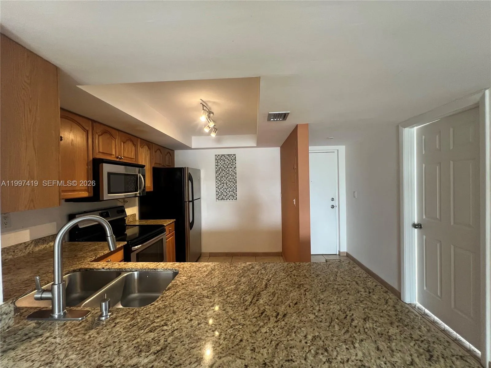 7125 Bay Dr 301, Miami Beach, Florida 33141, Miami Beach, Florida 33141, 2 Bedrooms Bedrooms, ,2 BathroomsBathrooms,Residential Lease,For Rent,7125 Bay Dr 301, Miami Beach, Florida 33141,A11997419