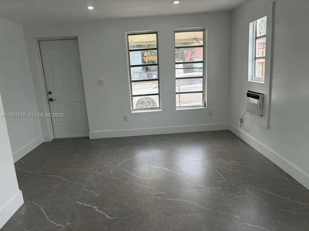 1011 Sw 5th St 1, Miami, Florida 33130, Miami, Florida 33130, 3 Bedrooms Bedrooms, ,1 BathroomBathrooms,Residential Lease,For Rent,1011 Sw 5th St 1, Miami, Florida 33130,A11997516