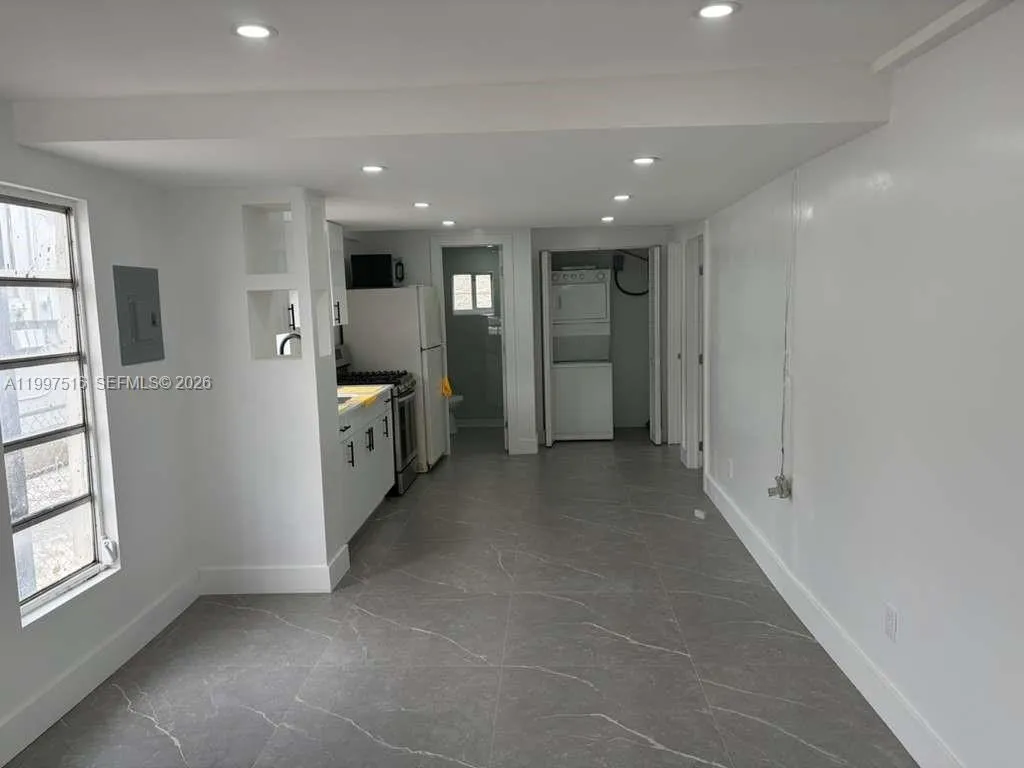 1011 Sw 5th St 1, Miami, Florida 33130, Miami, Florida 33130, 3 Bedrooms Bedrooms, ,1 BathroomBathrooms,Residential Lease,For Rent,1011 Sw 5th St 1, Miami, Florida 33130,A11997516