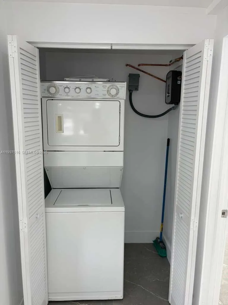 1011 Sw 5th St 1, Miami, Florida 33130, Miami, Florida 33130, 3 Bedrooms Bedrooms, ,1 BathroomBathrooms,Residential Lease,For Rent,1011 Sw 5th St 1, Miami, Florida 33130,A11997516