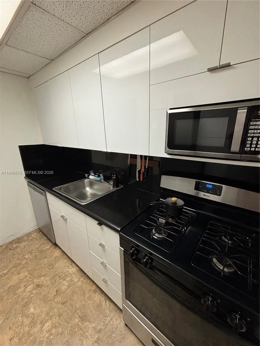 700 Biltmore Way 1004, Coral Gables, Florida 33134, Coral Gables, Florida 33134, 1 Bedroom Bedrooms, ,1 BathroomBathrooms,Residential Lease,For Rent,700 Biltmore Way 1004, Coral Gables, Florida 33134,A11996678