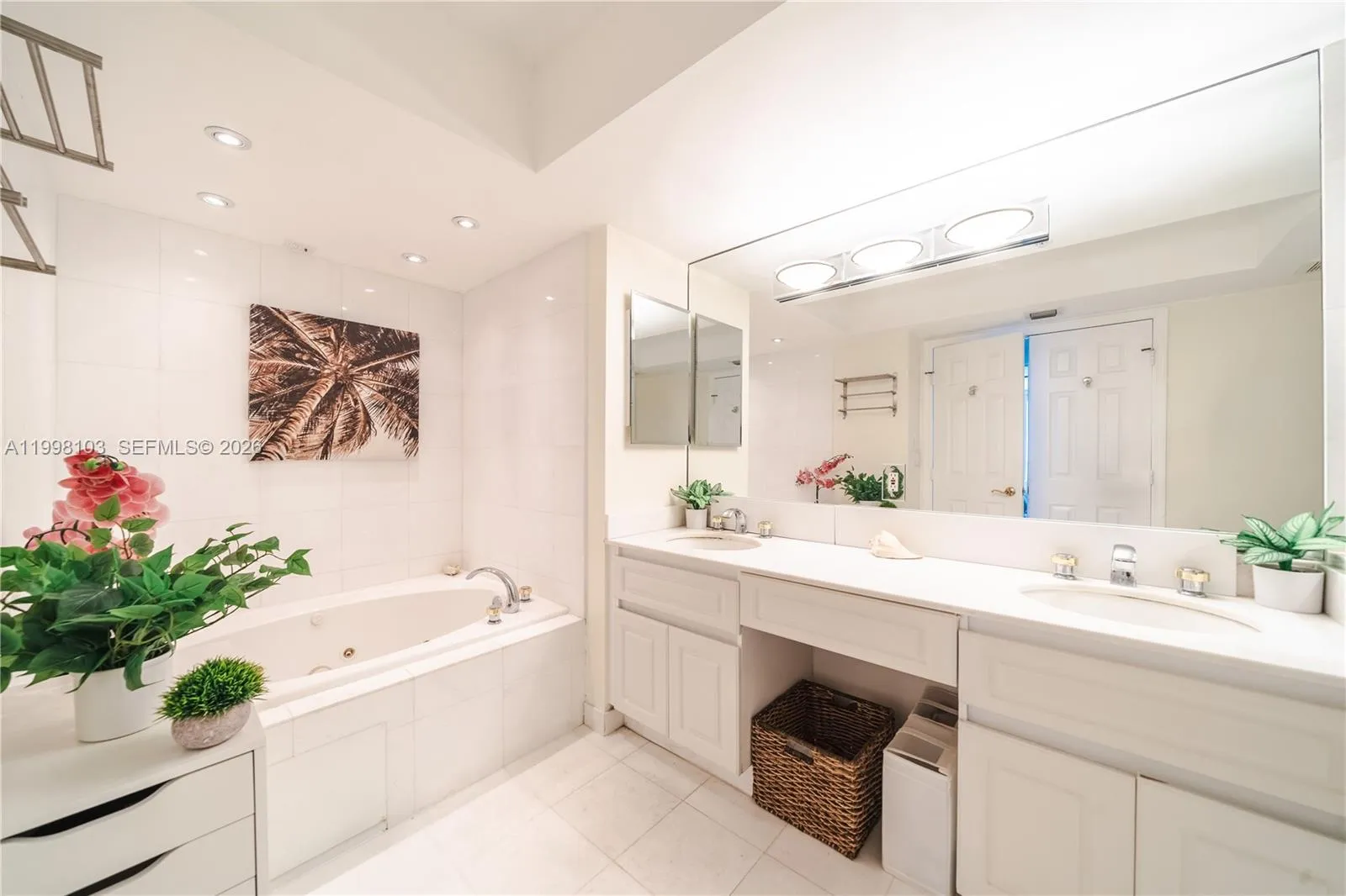 6301 Collins Ave 2802, Miami Beach, Florida 33141, Miami Beach, Florida 33141, 3 Bedrooms Bedrooms, ,3 BathroomsBathrooms,Residential,For Sale,6301 Collins Ave 2802, Miami Beach, Florida 33141,A11998103