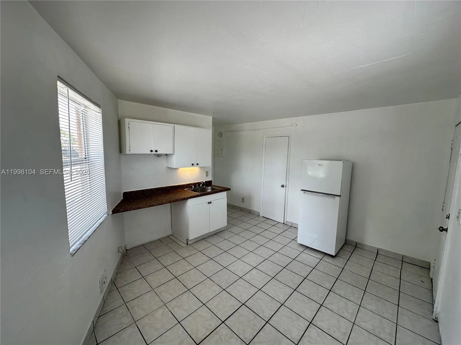 701 Nw 7th Ave 1, Hallandale Beach, Florida 33009, Hallandale Beach, Florida 33009, ,1 BathroomBathrooms,Residential Lease,For Rent,701 Nw 7th Ave 1, Hallandale Beach, Florida 33009,A11998104