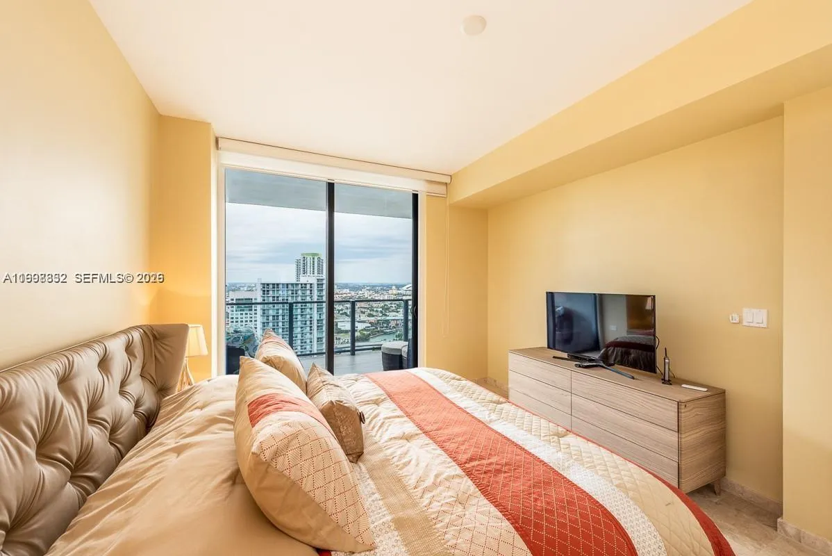 68 Se 6th St 3006, Miami, Florida 33131, Miami, Florida 33131, 1 Bedroom Bedrooms, ,1 BathroomBathrooms,Residential Lease,For Rent,68 Se 6th St 3006, Miami, Florida 33131,A11998332