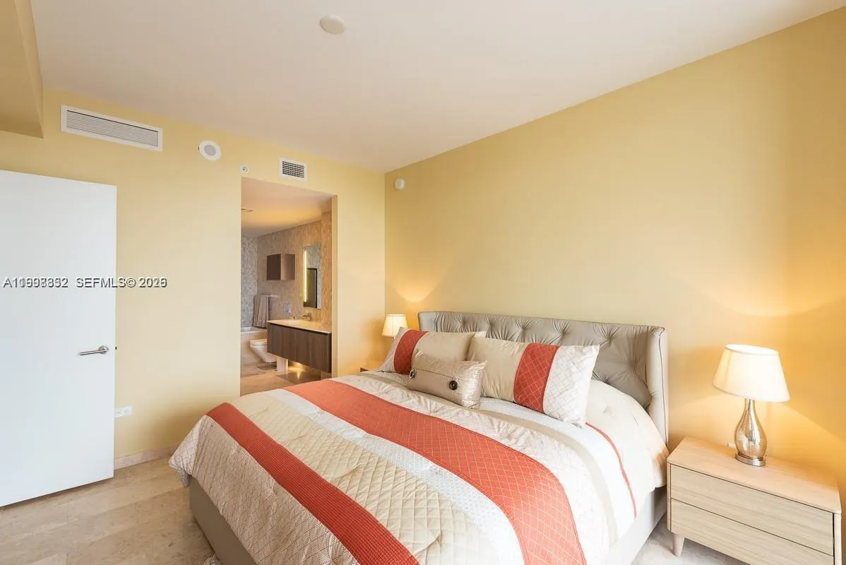 68 Se 6th St 3006, Miami, Florida 33131, Miami, Florida 33131, 1 Bedroom Bedrooms, ,1 BathroomBathrooms,Residential Lease,For Rent,68 Se 6th St 3006, Miami, Florida 33131,A11998332