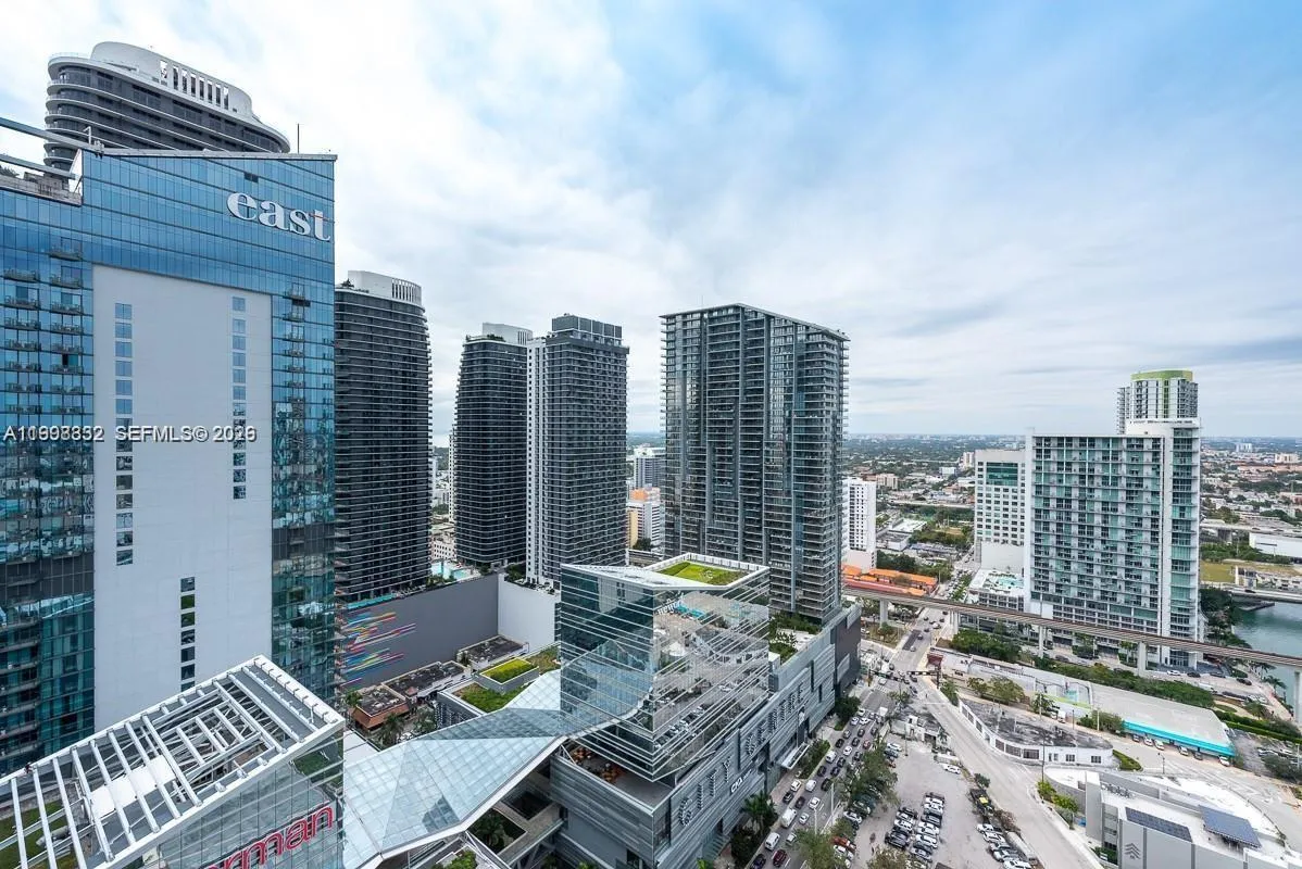 68 Se 6th St 3006, Miami, Florida 33131, Miami, Florida 33131, 1 Bedroom Bedrooms, ,1 BathroomBathrooms,Residential Lease,For Rent,68 Se 6th St 3006, Miami, Florida 33131,A11998332