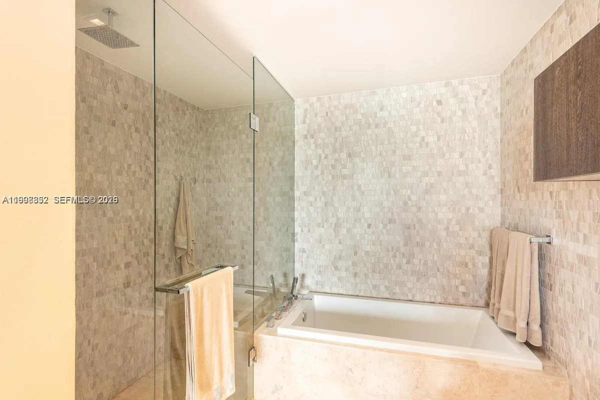 68 Se 6th St 3006, Miami, Florida 33131, Miami, Florida 33131, 1 Bedroom Bedrooms, ,1 BathroomBathrooms,Residential Lease,For Rent,68 Se 6th St 3006, Miami, Florida 33131,A11998332