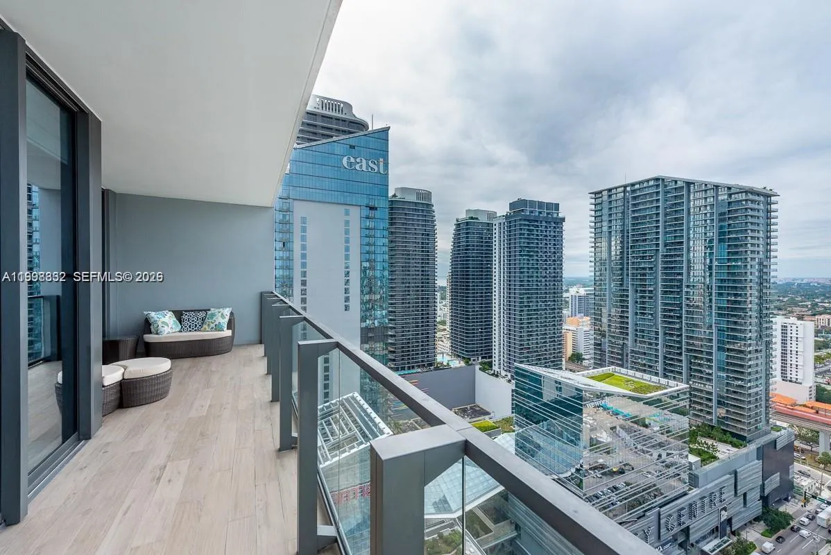 68 Se 6th St 3006, Miami, Florida 33131, Miami, Florida 33131, 1 Bedroom Bedrooms, ,1 BathroomBathrooms,Residential Lease,For Rent,68 Se 6th St 3006, Miami, Florida 33131,A11998332