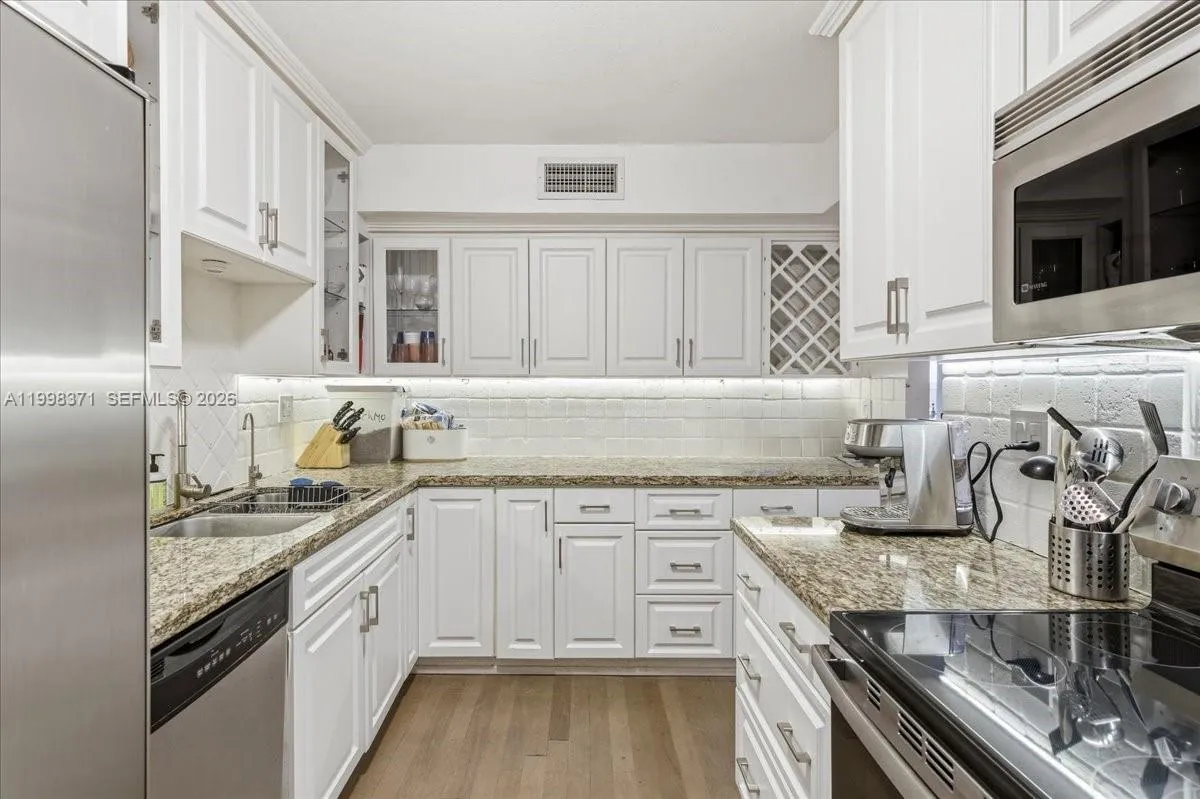 550 Ocean Drive 3h, Key Biscayne, Florida 33149, Key Biscayne, Florida 33149, 3 Bedrooms Bedrooms, ,2 BathroomsBathrooms,Residential,For Sale,550 Ocean Drive 3h, Key Biscayne, Florida 33149,A11998371