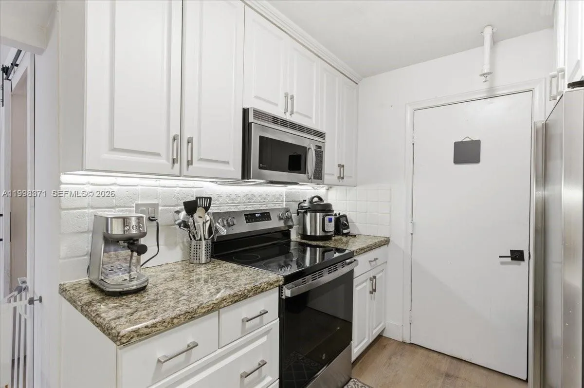 550 Ocean Drive 3h, Key Biscayne, Florida 33149, Key Biscayne, Florida 33149, 3 Bedrooms Bedrooms, ,2 BathroomsBathrooms,Residential,For Sale,550 Ocean Drive 3h, Key Biscayne, Florida 33149,A11998371