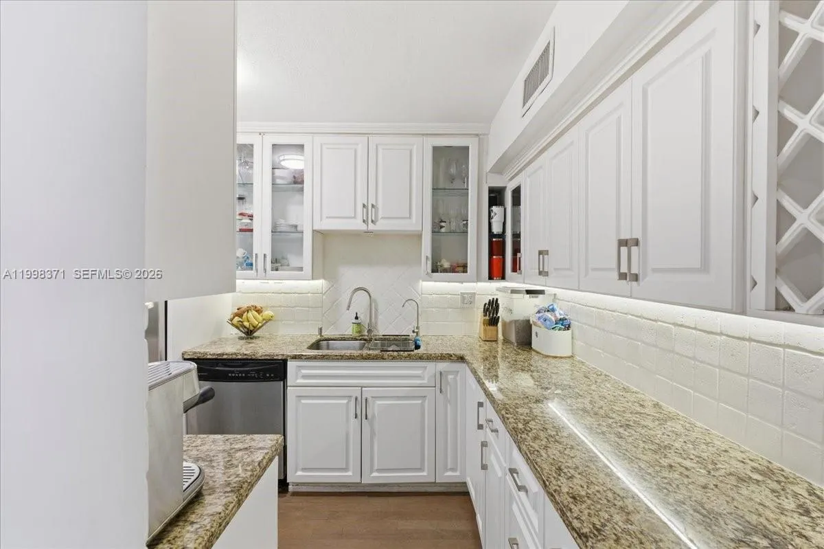 550 Ocean Drive 3h, Key Biscayne, Florida 33149, Key Biscayne, Florida 33149, 3 Bedrooms Bedrooms, ,2 BathroomsBathrooms,Residential,For Sale,550 Ocean Drive 3h, Key Biscayne, Florida 33149,A11998371