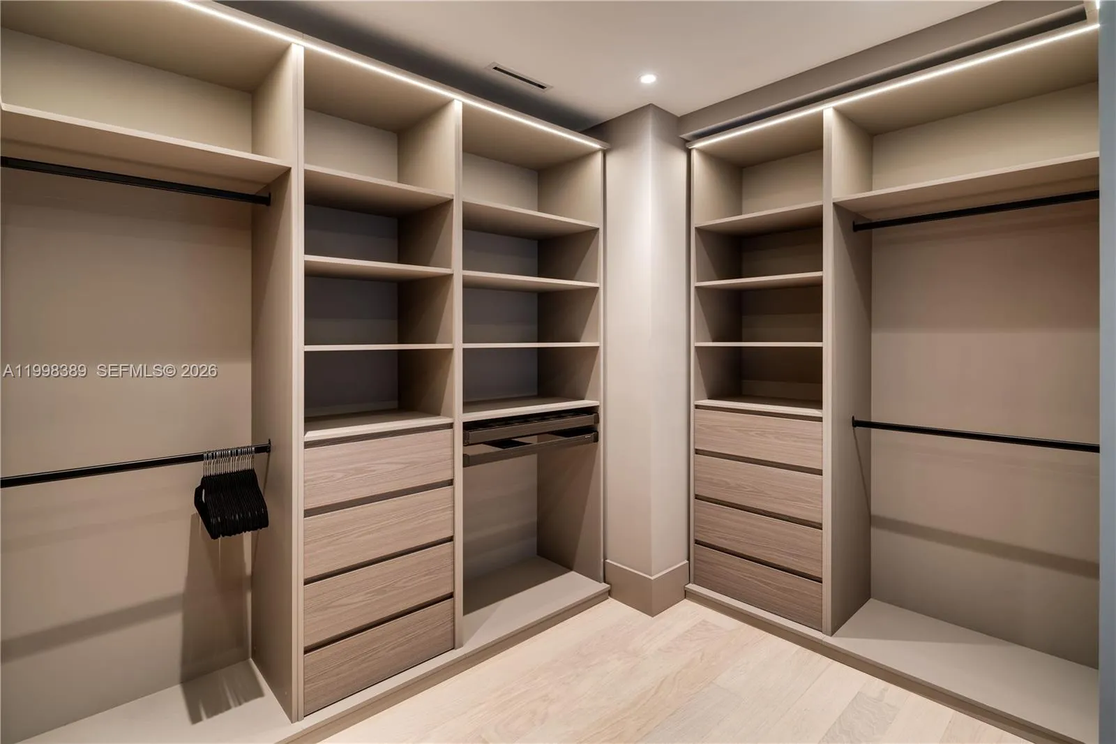 571 Glenridge Rd, Key Biscayne, Florida 33149, Key Biscayne, Florida 33149, 5 Bedrooms Bedrooms, ,7 BathroomsBathrooms,Residential,For Sale,571 Glenridge Rd, Key Biscayne, Florida 33149,A11998389