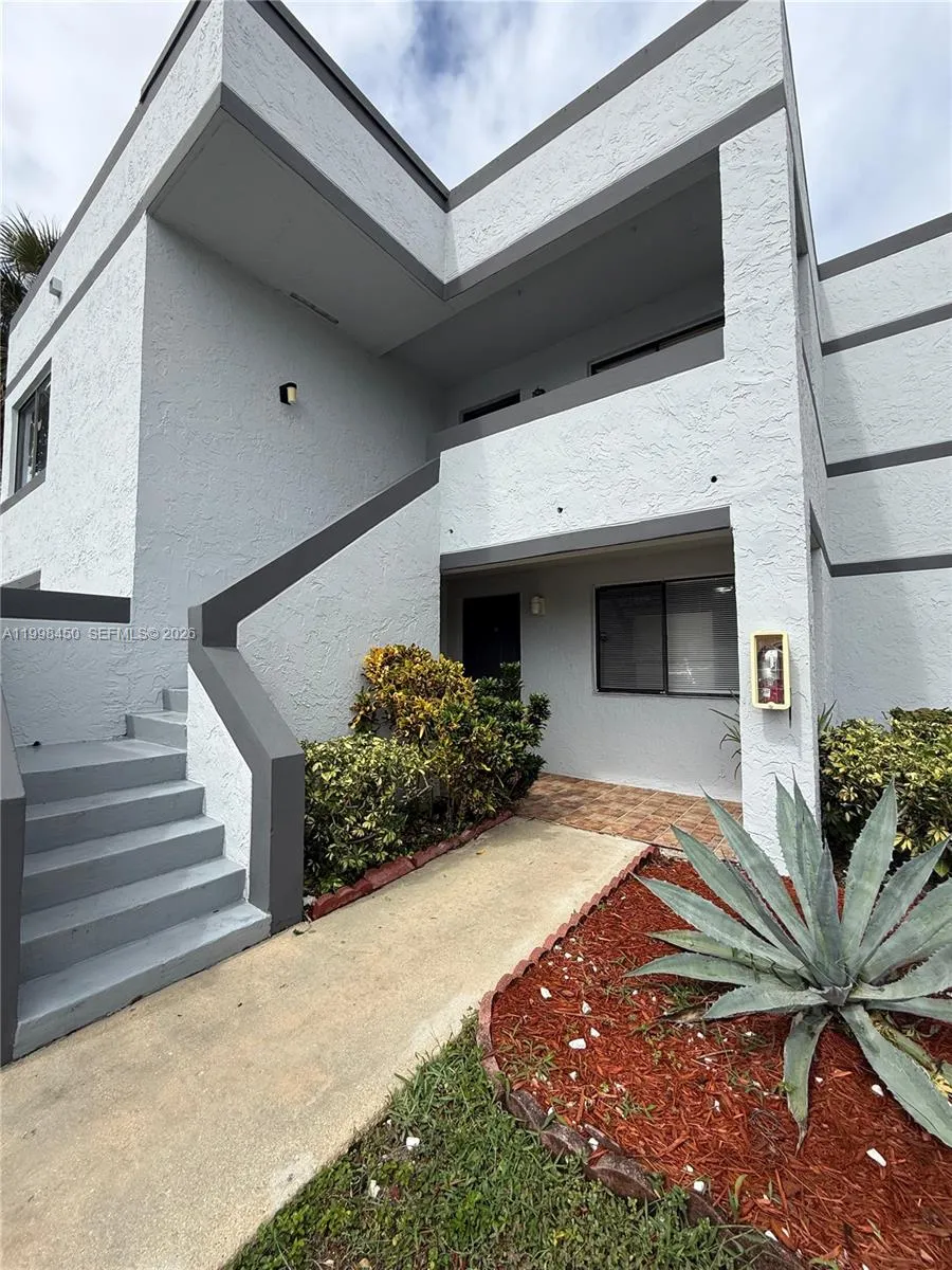 155 Lakeview Dr 101, Weston, Florida 33326, Weston, Florida 33326, 3 Bedrooms Bedrooms, ,2 BathroomsBathrooms,Residential Lease,For Rent,155 Lakeview Dr 101, Weston, Florida 33326,A11998450