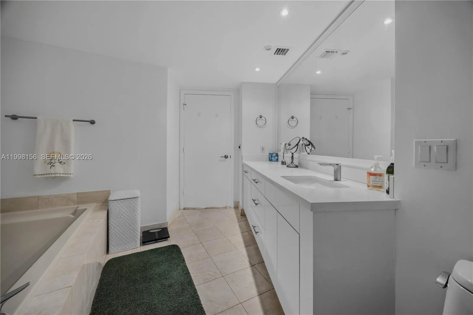 1000 W Island Blvd 1910, Aventura, Florida 33160, Aventura, Florida 33160, 2 Bedrooms Bedrooms, ,2 BathroomsBathrooms,Residential,For Sale,1000 W Island Blvd 1910, Aventura, Florida 33160,A11998156