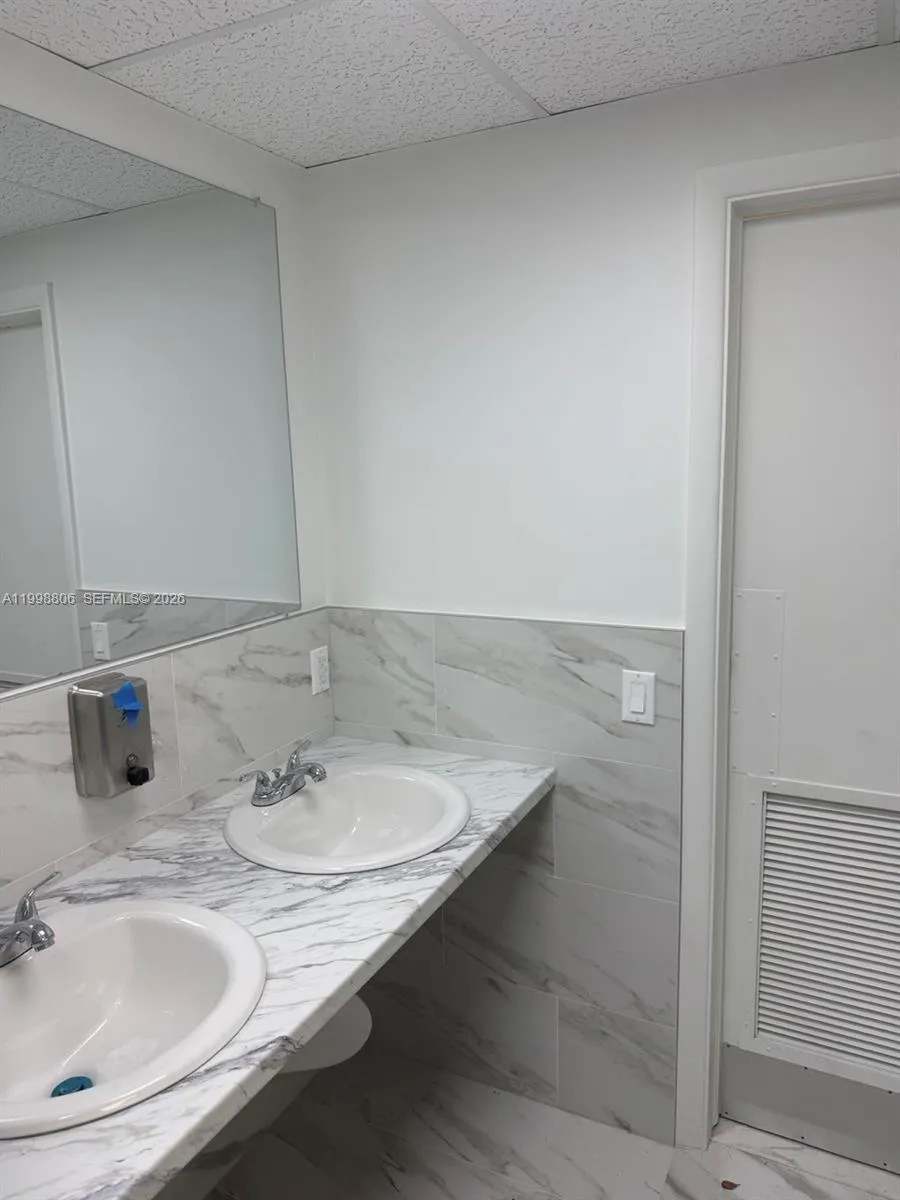 2876 E Oakland Park Blvd, Fort Lauderdale, Florida, Fort Lauderdale, Florida 33306, ,Commercial Lease,For Rent,2876 E Oakland Park Blvd, Fort Lauderdale, Florida,A11998806