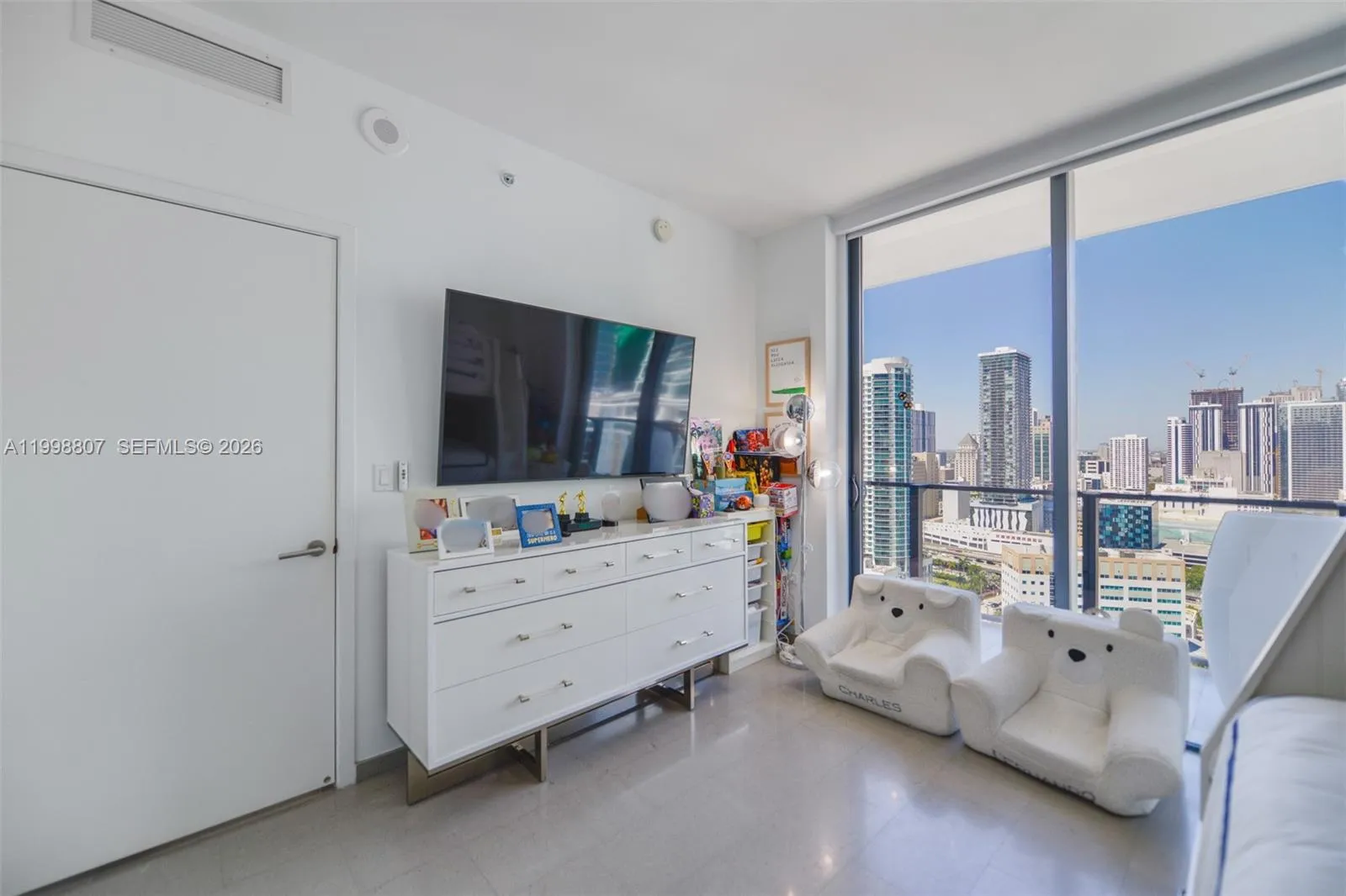 68 Se 6th St 2312, Miami, Florida 33131, Miami, Florida 33131, 2 Bedrooms Bedrooms, ,2 BathroomsBathrooms,Residential Lease,For Rent,68 Se 6th St 2312, Miami, Florida 33131,A11998807