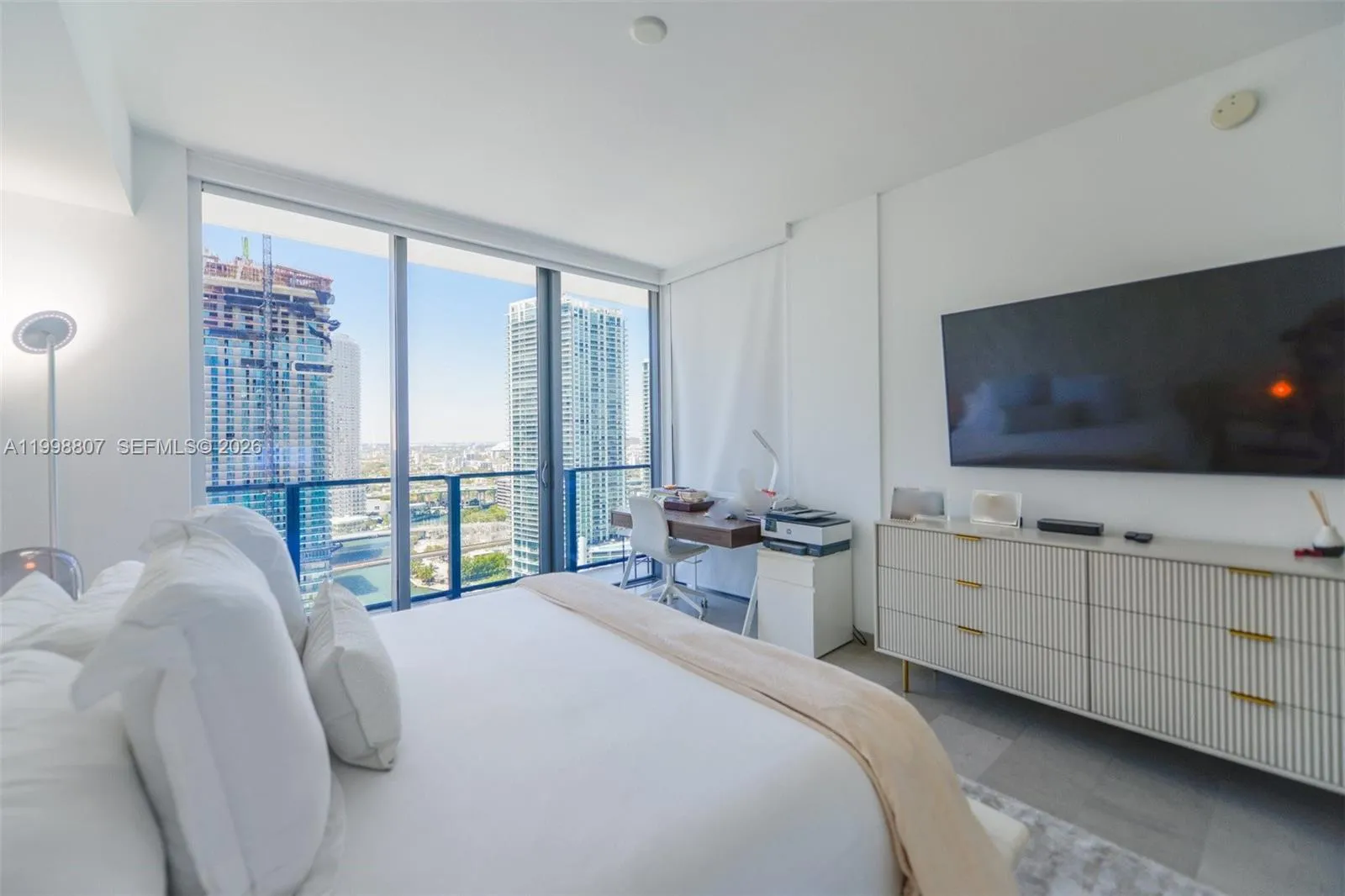 68 Se 6th St 2312, Miami, Florida 33131, Miami, Florida 33131, 2 Bedrooms Bedrooms, ,2 BathroomsBathrooms,Residential Lease,For Rent,68 Se 6th St 2312, Miami, Florida 33131,A11998807