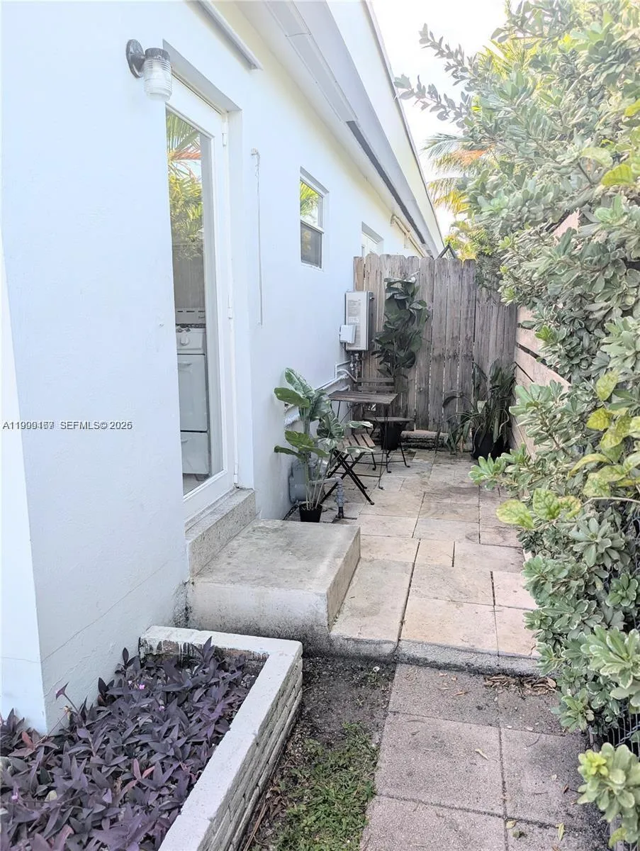 1004 N 16th Ave 1, Hollywood, Florida 33020, Hollywood, Florida 33020, ,1 BathroomBathrooms,Residential Lease,For Rent,1004 N 16th Ave 1, Hollywood, Florida 33020,A11999167