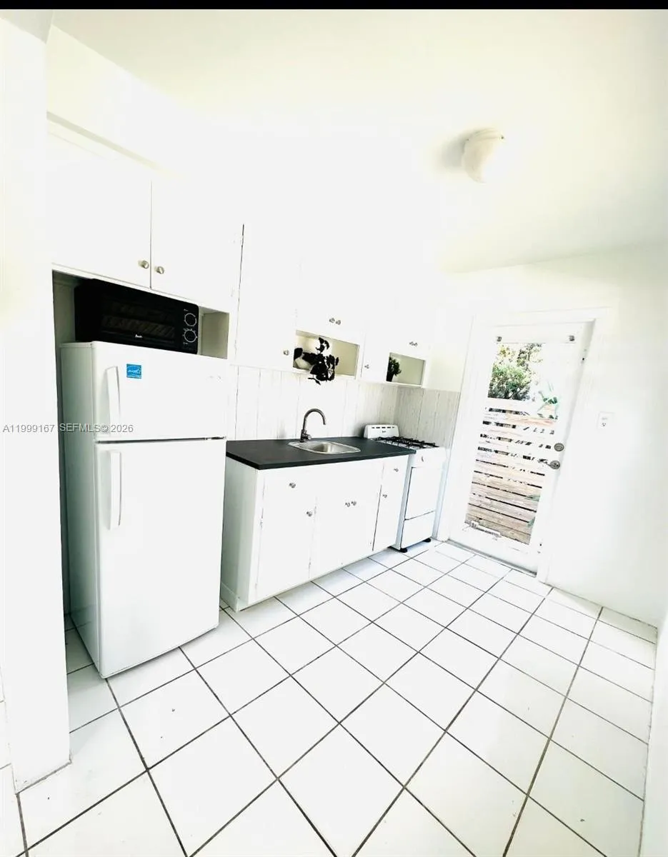 1004 N 16th Ave 1, Hollywood, Florida 33020, Hollywood, Florida 33020, ,1 BathroomBathrooms,Residential Lease,For Rent,1004 N 16th Ave 1, Hollywood, Florida 33020,A11999167