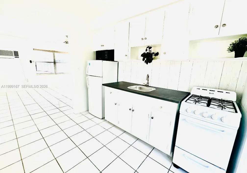 1004 N 16th Ave 1, Hollywood, Florida 33020, Hollywood, Florida 33020, ,1 BathroomBathrooms,Residential Lease,For Rent,1004 N 16th Ave 1, Hollywood, Florida 33020,A11999167
