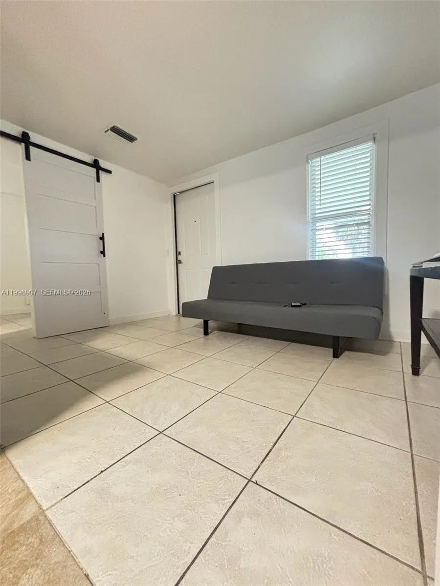 719 Glenn Pkwy 1, Hollywood, Florida 33021, Hollywood, Florida 33021, 2 Bedrooms Bedrooms, ,1 BathroomBathrooms,Residential Lease,For Rent,719 Glenn Pkwy 1, Hollywood, Florida 33021,A11998997