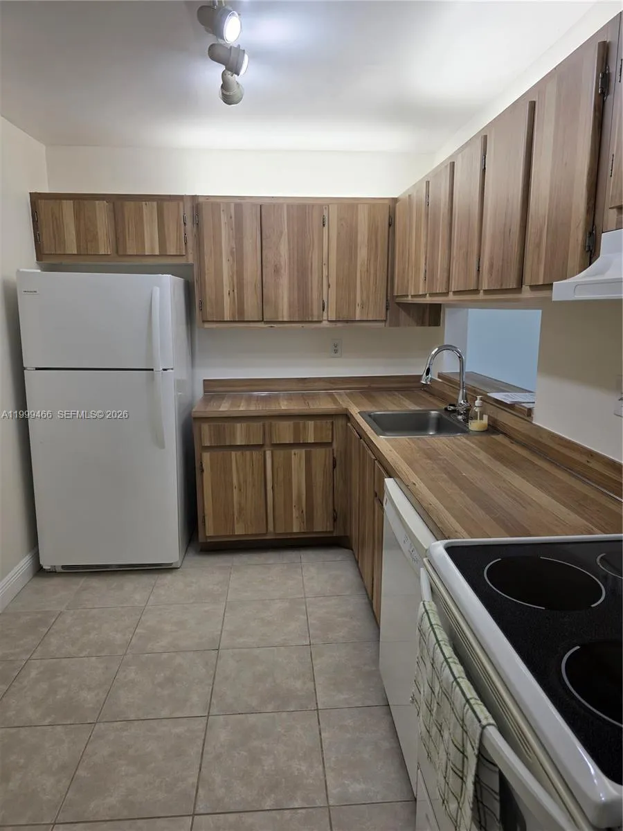 8075 Sw 107th Ave 305, Miami, Florida 33173, Miami, Florida 33173, 2 Bedrooms Bedrooms, ,2 BathroomsBathrooms,Residential Lease,For Rent,8075 Sw 107th Ave 305, Miami, Florida 33173,A11999466