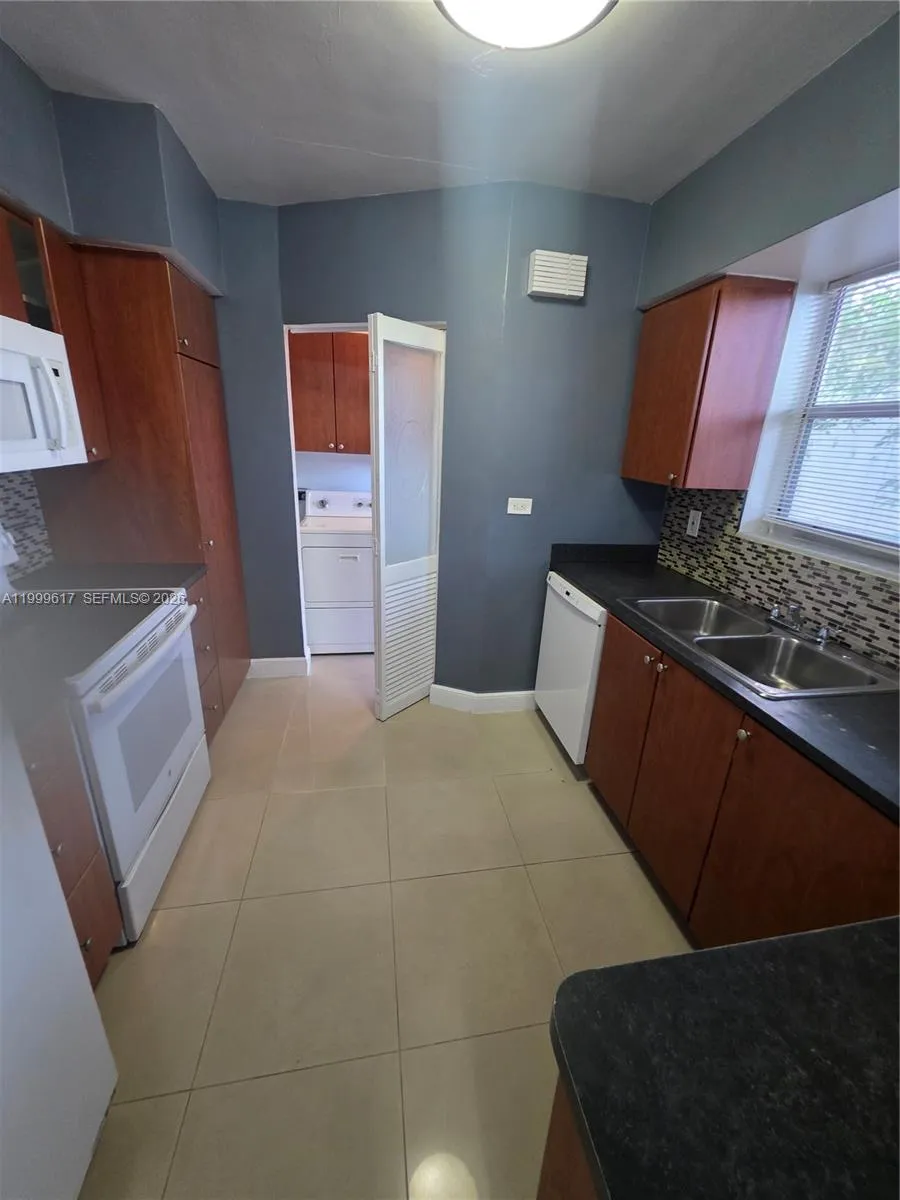 2832 Sw 37th Ave 2834, Miami, Florida 33133, Miami, Florida 33133, 2 Bedrooms Bedrooms, ,1 BathroomBathrooms,Residential Lease,For Rent,2832 Sw 37th Ave 2834, Miami, Florida 33133,A11999617