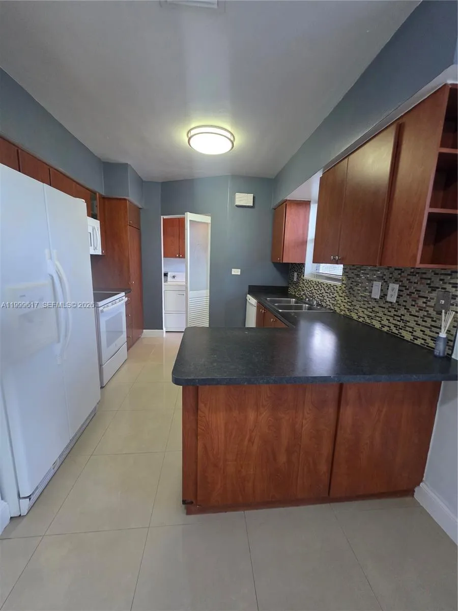 2832 Sw 37th Ave 2834, Miami, Florida 33133, Miami, Florida 33133, 2 Bedrooms Bedrooms, ,1 BathroomBathrooms,Residential Lease,For Rent,2832 Sw 37th Ave 2834, Miami, Florida 33133,A11999617