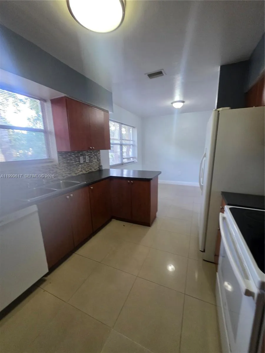 2832 Sw 37th Ave 2834, Miami, Florida 33133, Miami, Florida 33133, 2 Bedrooms Bedrooms, ,1 BathroomBathrooms,Residential Lease,For Rent,2832 Sw 37th Ave 2834, Miami, Florida 33133,A11999617