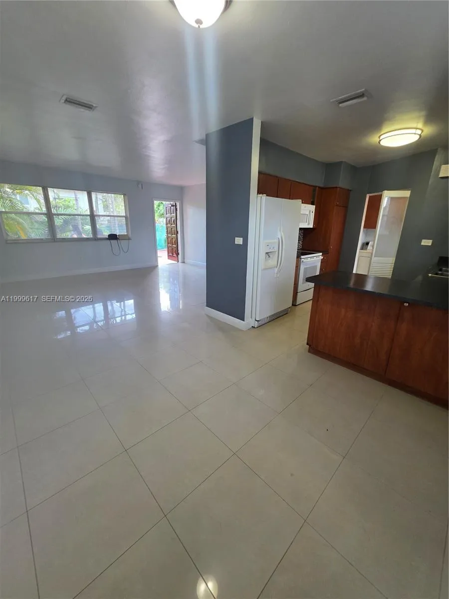 2832 Sw 37th Ave 2834, Miami, Florida 33133, Miami, Florida 33133, 2 Bedrooms Bedrooms, ,1 BathroomBathrooms,Residential Lease,For Rent,2832 Sw 37th Ave 2834, Miami, Florida 33133,A11999617