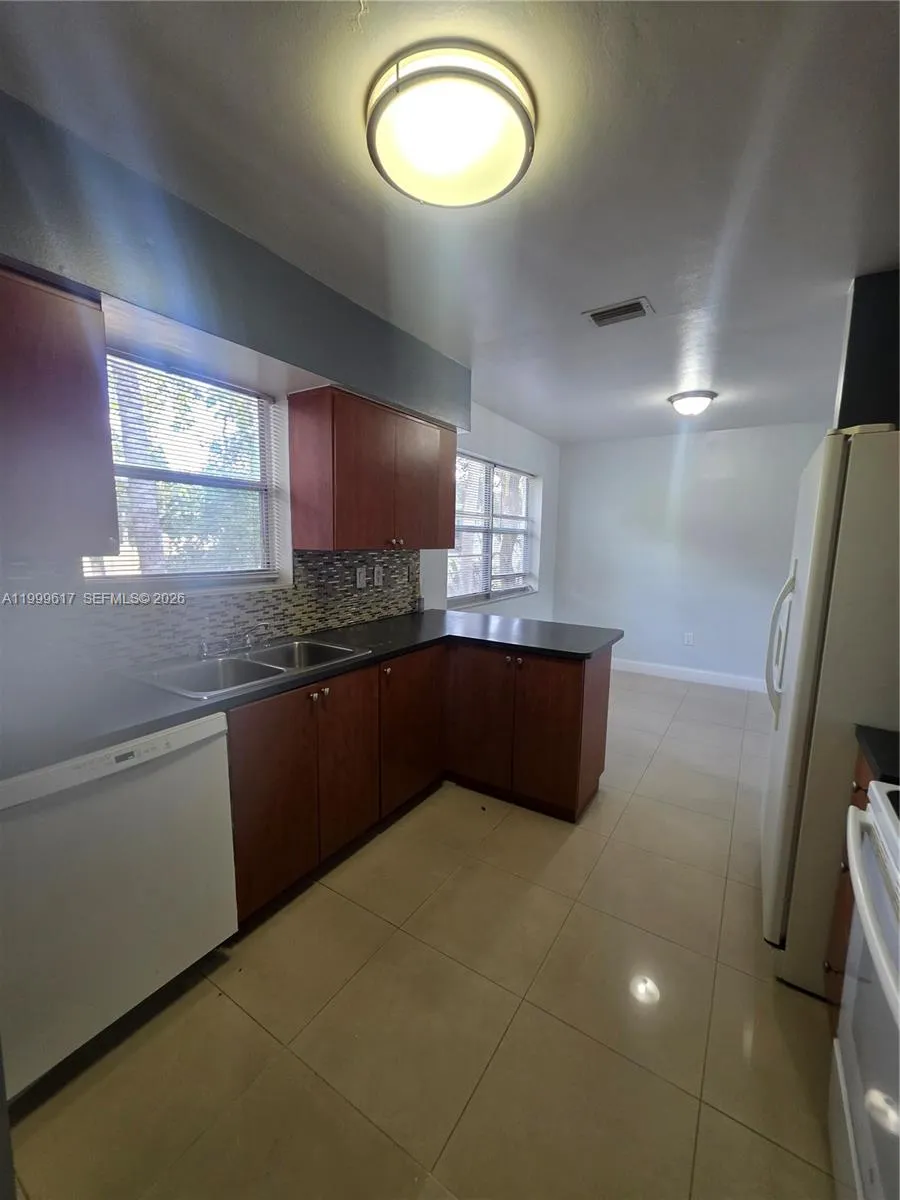 2832 Sw 37th Ave 2834, Miami, Florida 33133, Miami, Florida 33133, 2 Bedrooms Bedrooms, ,1 BathroomBathrooms,Residential Lease,For Rent,2832 Sw 37th Ave 2834, Miami, Florida 33133,A11999617