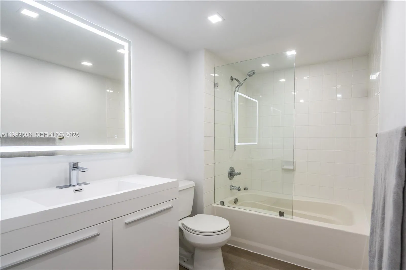 90 Alton Rd 2807, Miami Beach, Florida 33139, Miami Beach, Florida 33139, 1 Bedroom Bedrooms, ,1 BathroomBathrooms,Residential Lease,For Rent,90 Alton Rd 2807, Miami Beach, Florida 33139,A11999688